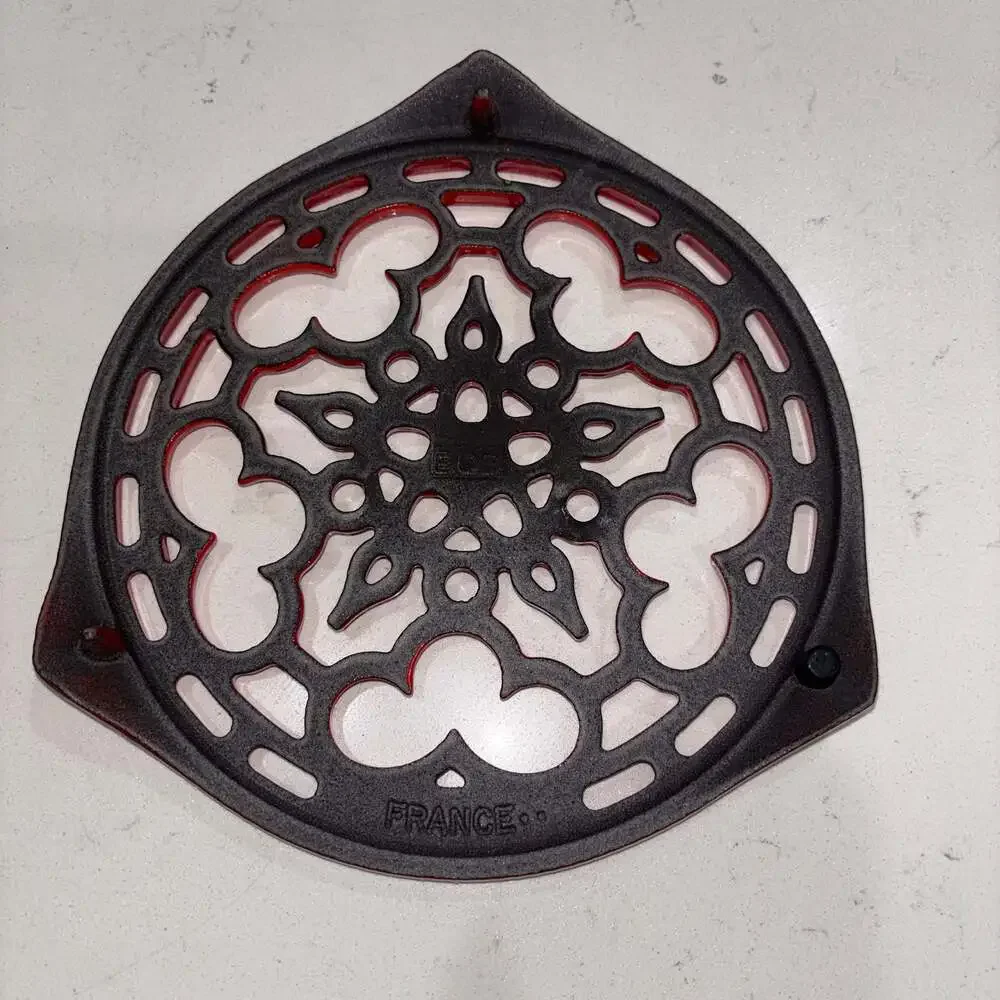 Le Creuset Enameled Cast Iron Deluxe Round Trivet in Cerise (Cherry Red) 8”